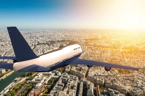 Airplane flying on a big city — Stock Photo, Image