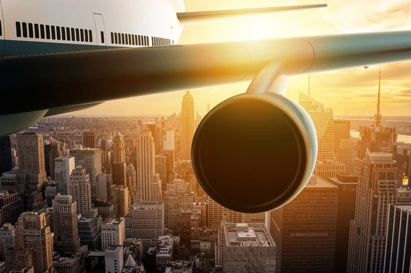 Airplane flying on a big city — Stock Photo, Image