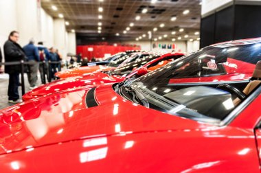 Kırmızı arabalar bir showroom