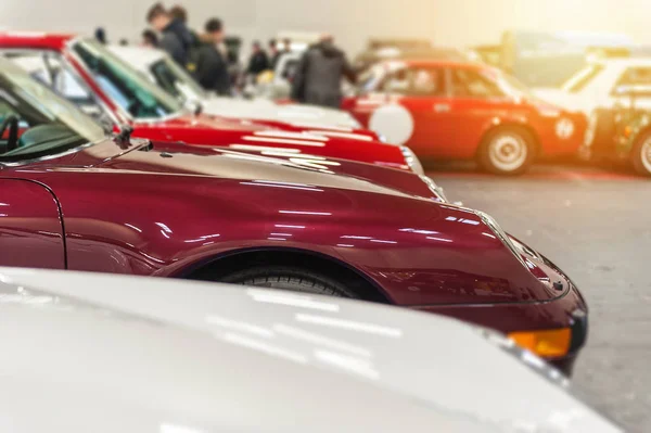 Vista de muchos coches en una sala de exposición — Foto de Stock