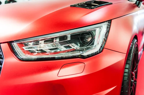 赤いスポーツ高級車のクローズ アップ — ストック写真
