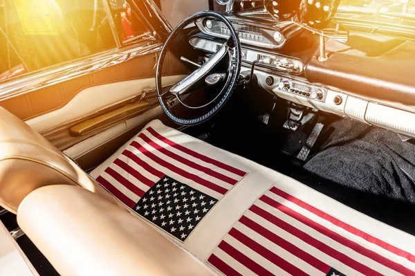 Drapeau des États-Unis sur le siège d'une voiture — Photo