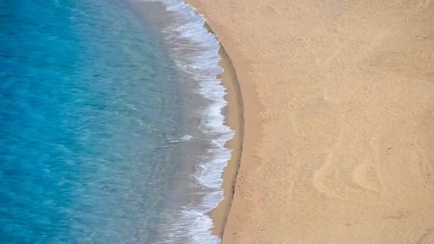 Aerial Footage Ocean Waves Reaching Shore — Stock Video