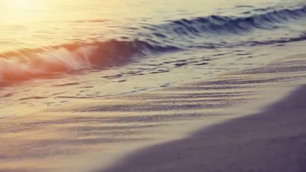 日落时分地中海海滩上的波浪 — 图库视频影像