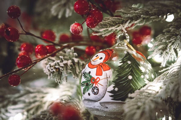 Decorar bola de Natal pendurado em ramos de pinho com fundo escuro — Fotografia de Stock