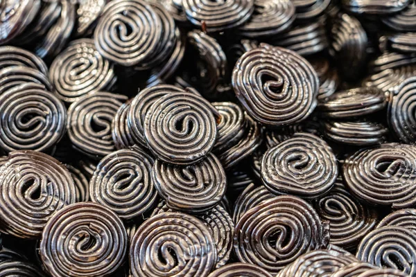 Dulce negro caramelo espiral fondo —  Fotos de Stock