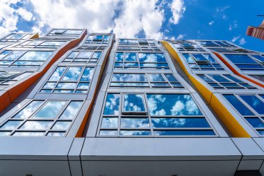 Renkli gökdelen, açık gökyüzü ve San Francisco 'da bulutlar.