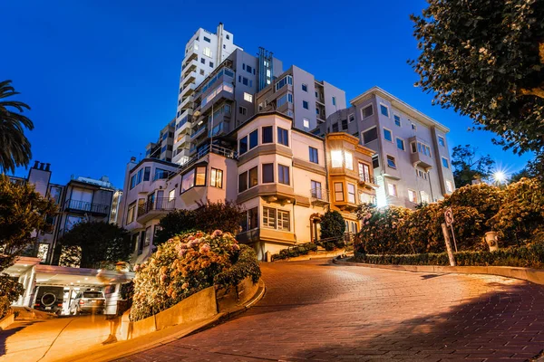 Bela rua lombarda em São Francisco à noite — Fotografia de Stock