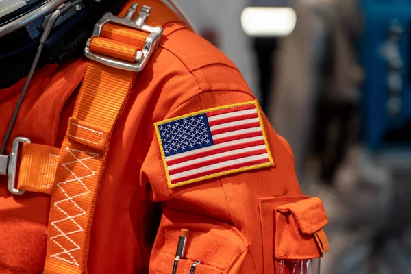 Primer plano de una bandera de Estados Unidos en un traje espacial — Foto de Stock