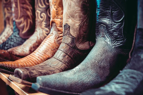 Botas de vaqueros en un estante en una tienda — Foto de Stock