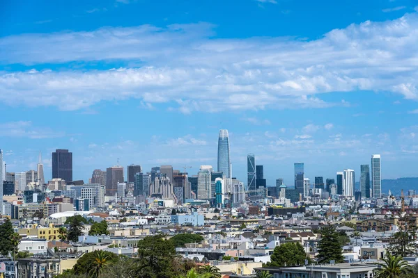 Skyline of San Francisco utsikt från Dolores Park — Stockfoto