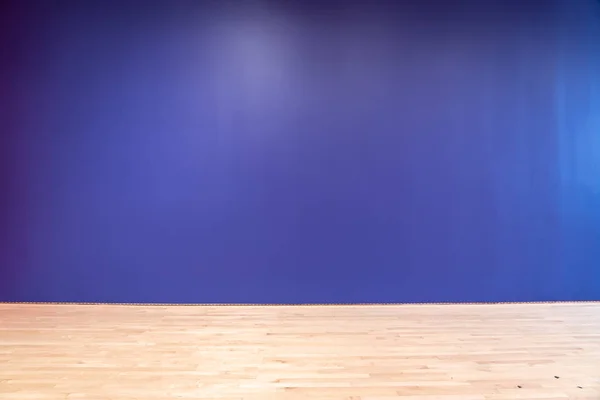 Порожня кімната з синьою стіною, фон — стокове фото