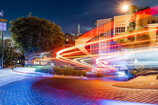 Rua Lombarda em São Francisco à noite, exposição longa — Fotografia de Stock