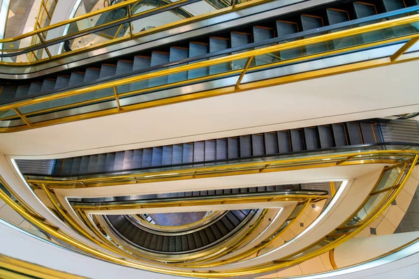 Moderní luxusní eskalátor uvnitř nákupního centra — Stock fotografie
