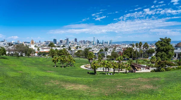 Panorama do Dolores Park, com o centro de São Francisco no fundo, Califórnia — Fotografia de Stock