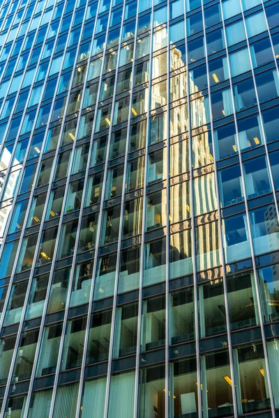Skyscraper mirrored in Financial district, San Francisco — Stock Photo, Image