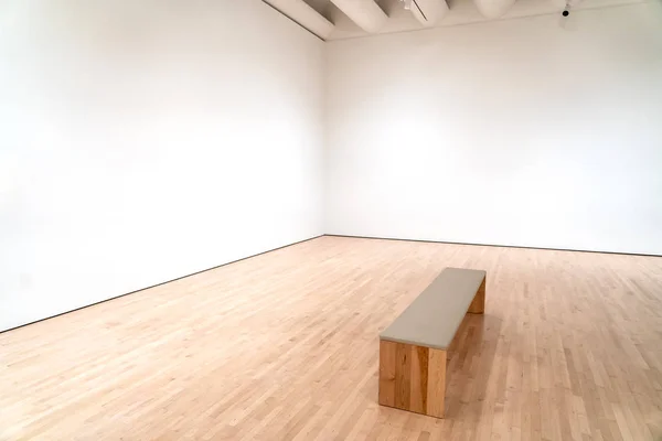 Біла кімната в музеї з лавкою — стокове фото
