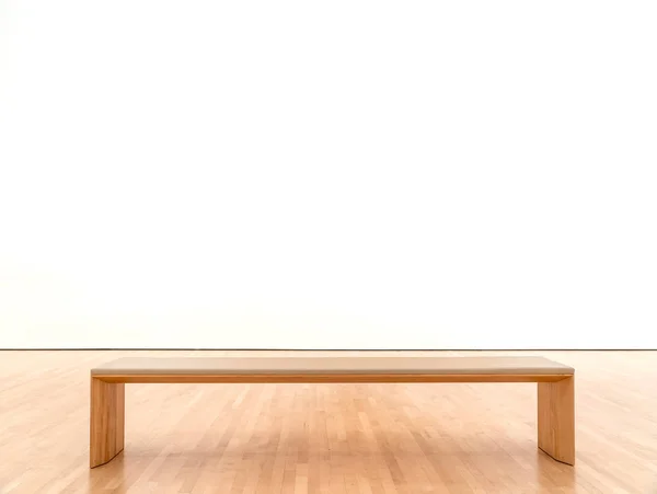 Chambre blanche dans un musée avec banc — Photo