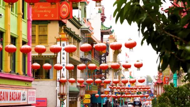 San Francisco, CA - September 2019 Lampu Cina tergantung di seberang jalan di Chinatown, San Francisco — Stok Video