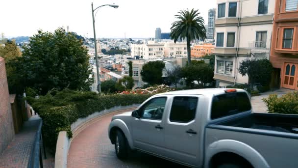 San francisco, usa - september 05, 2019 autos verkehr auf lombard crookedest street russian hill san francisco. — Stockvideo