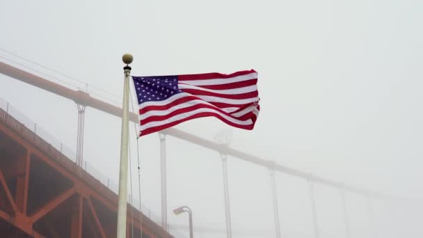 US-amerikanische Flagge schwenkt goldene Torbrücke nationales Erholungsgebiet — Stockvideo