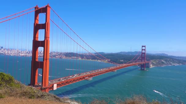 Kilátás a Golden Gate mérföldkő San Francisco zöld dombok a háttérben — Stock videók