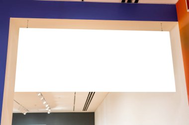 Müzedeki büyük beyaz kare modeli.