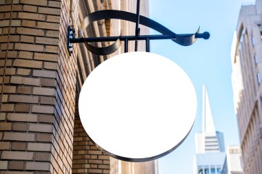 Modern bir şehirde, yuvarlak beyaz şirket imzası.