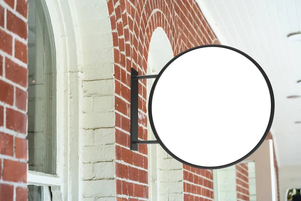 Runde weiße Firmenschild-Attrappe in einer Stadt — Stockfoto