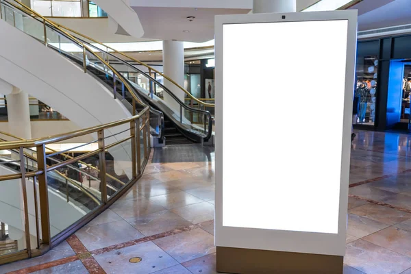 Fehér hirdetőtábla egy modern bevásárlóközpontban, mockup — Stock Fotó