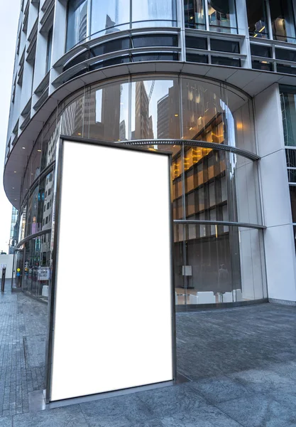Cartellone bianco di fronte a un palazzo moderno, modello — Foto Stock