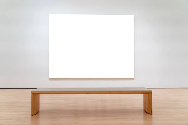 Білий макет рекламного щита перед лавкою — стокове фото