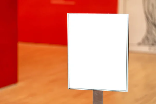 Wit vierkant model in een museum — Stockfoto