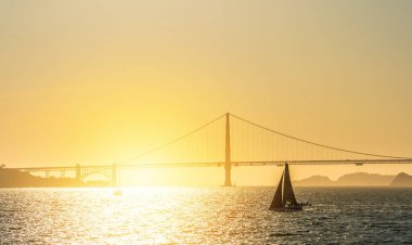 Gün batımında San Francisco 'nun Altın Kapı Köprüsü