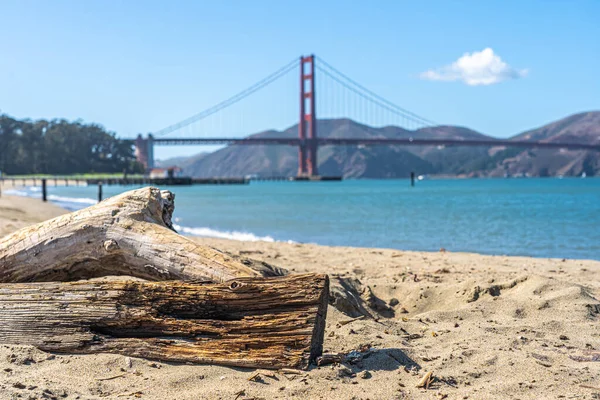 Пляж Сан-Франциско с мостом The Golden Gate на крыше — стоковое фото