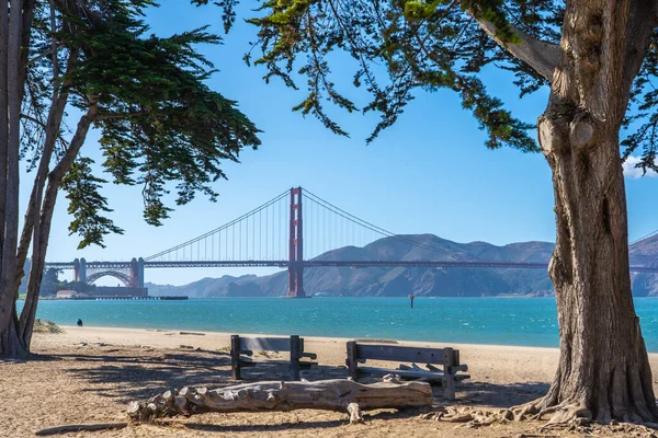 Blick auf die goldene Torbrücke vom Strand aus — Stockfoto