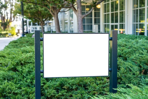 Λευκό σήμα της εταιρείας mockup σε έναν κήπο — Φωτογραφία Αρχείου