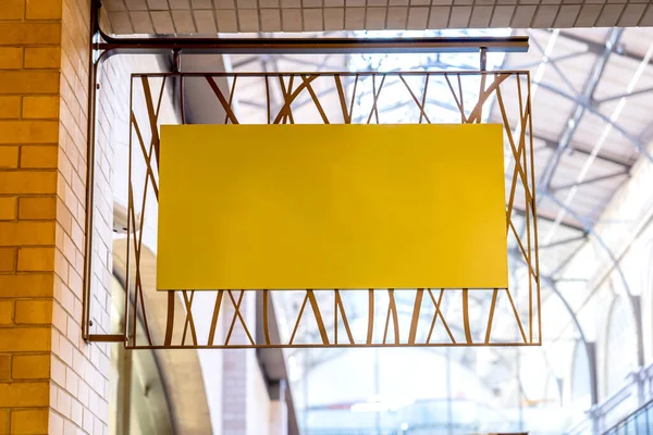 Empresa amarela assinar maquete em uma parede de tijolo — Fotografia de Stock