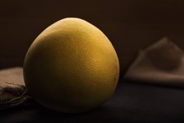 Ham ve sulu pomelo greyfurt