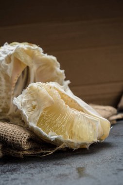 Ham ve sulu pomelo greyfurt