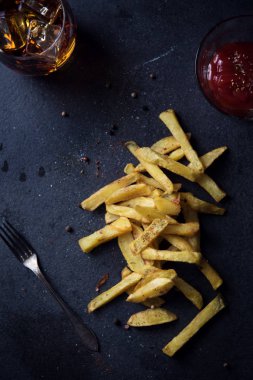 Patates kızartması koyu arka plan üzerinde
