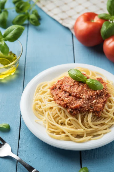 Traditionele Italiaanse spaghetti bolognese op houten achtergrond — Stockfoto