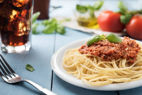 Традиционные итальянские спагетти болоньезе на деревянном фоне — стоковое фото