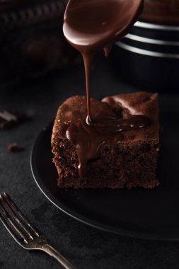 koyu arka plan üzerinde çikolatalı kek
