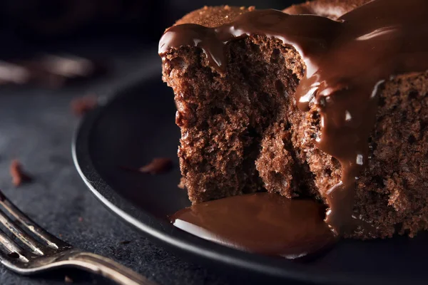 Gâteau au chocolat sur fond sombre — Photo