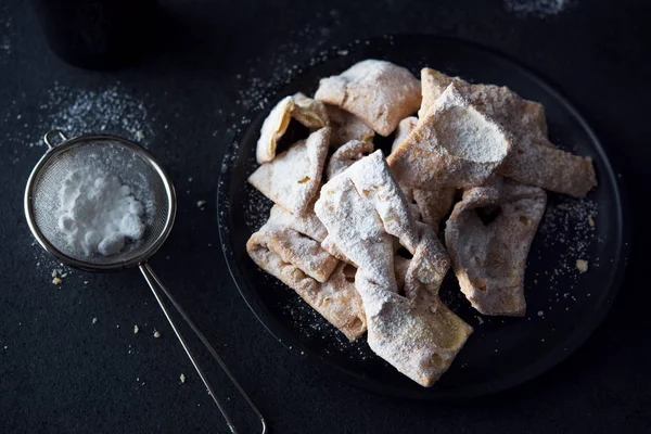 Schokoladenkuchen auf dunklem Hintergrund — Stockfoto