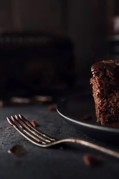 Gâteau au chocolat sur fond sombre — Photo