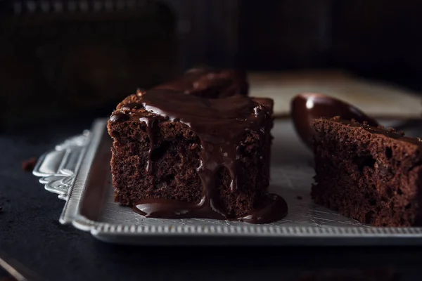 Gâteau au chocolat sur fond sombre — Photo