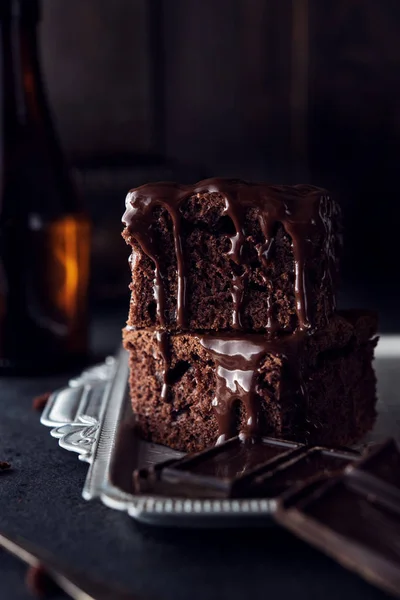 Gâteau au chocolat sur fond sombre — Photo