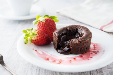 çilek ile çikolatalı sufle